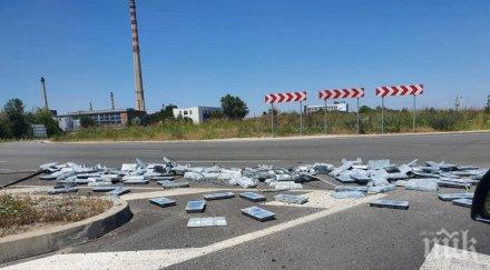 камион изсипа тонове олово пътя асеновград
