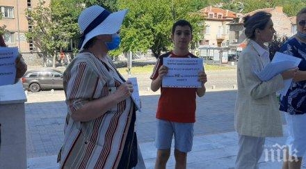 пловдивчани мълчалив протест бранят зелените площи захарна фабрика