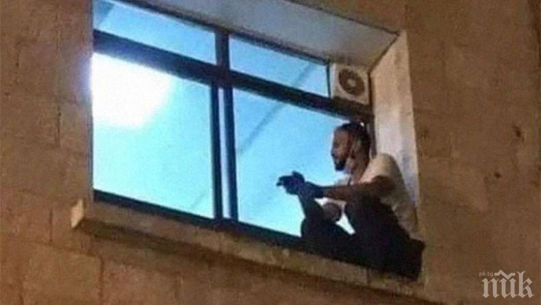 ПОКЪРТИТЕЛНО: Мъж се катери всеки ден до прозореца на майка си до деня, в който COVID-19 му я отне (СНИМКИ)