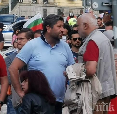 НАРОДНО НЕДОВОЛСТВО ЛИ?! ДеБъ се разкриха - набират протестиращи с обяви (СНИМКА)