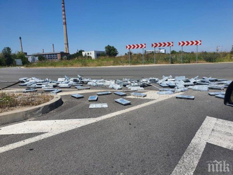 Камион изсипа тонове олово на пътя за Асеновград