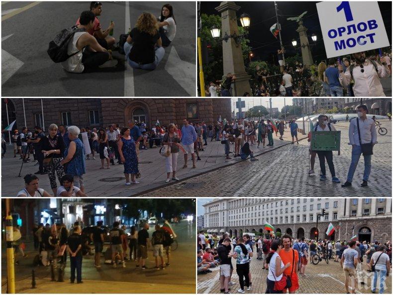 Безумен терор в центъра на София - вижте как десетина души блокираха тотално движението в столицата, полицията ги пази (СНИМКИ)