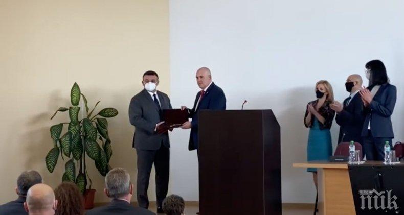 Главният прокурор Иван Гешев награди Младен Маринов (ВИДЕО)

