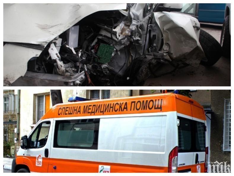 Тежка катастрофа на пътя Пловдив-Карлово, режат ламарини