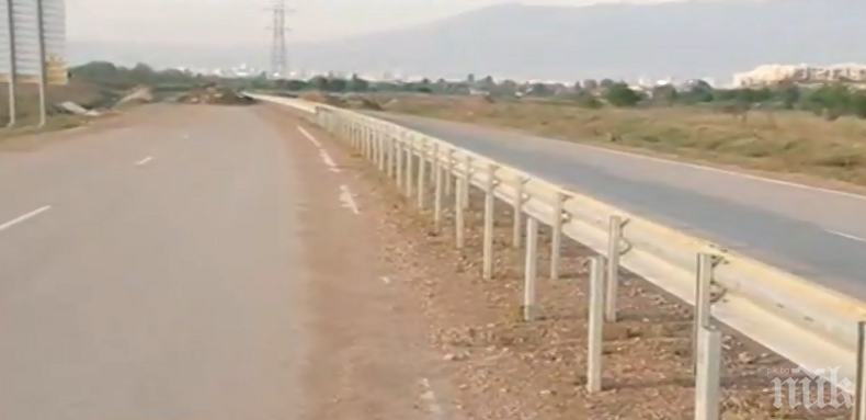 КЪРВАВ КУРБАН: Тойота нацели мантинелата на пътен възел край Пловдив, мъж загина на място