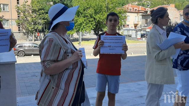Пловдивчани на мълчалив протест, бранят зелените площи в кв. Захарна фабрика