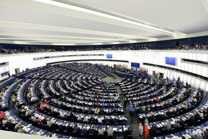 Еврокомисарка извади плетка по време на дебат в Европарламента (СНИМКА)