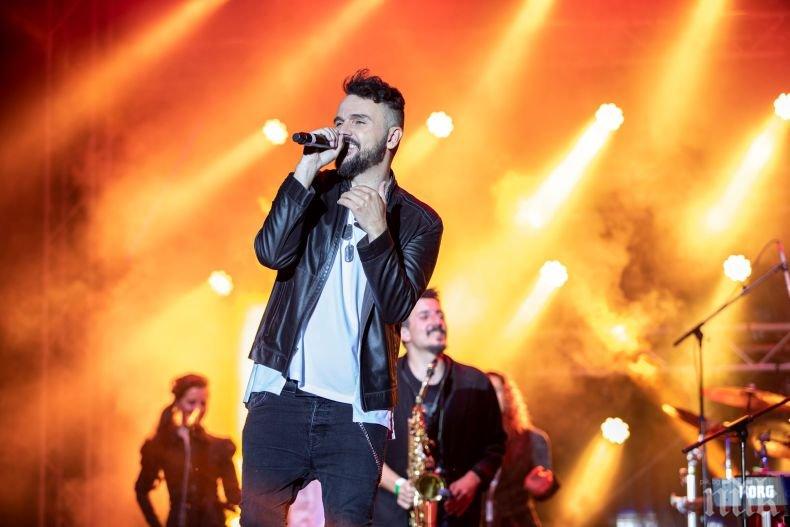 Графа крие любовна афера с Вики от Мастило