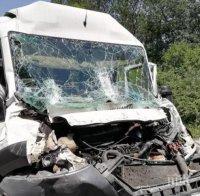 Автобус и две коли се помляха край Бургас