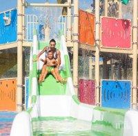 ЛЕТНИ ЕМОЦИИ: Черната Златка на баня в детския басейн (СНИМКИ)