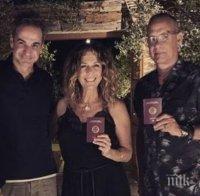 Том Ханкс се фука с гръцки паспорт от премиера Мицотакис