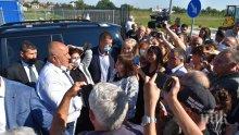 ИЗВЪНРЕДНО В ПИК TV: Премиерът Борисов на инспекция във Враца, стотици го посрещнаха с аплодисменти и благодарности за новите улици и спортни зали: Тук беше блато, а сега са хиляди работни места (ВИДЕО/ОБНОВЕНА/СНИМКИ)