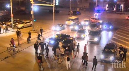 пълно беззаконие мвр показа стотина младежи тероризират столичани блокират движението командата божков юмрука радев видео