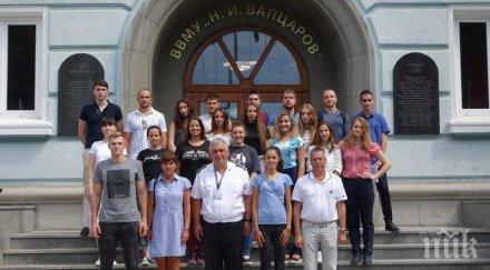 младежи обучават военен лекар