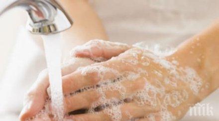 шокиращо британците мият ръцете тоалетна