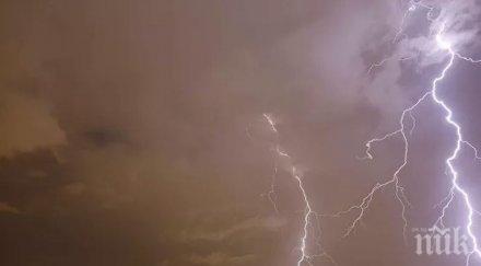 мълния уби две мексикански футболистки три наранявания