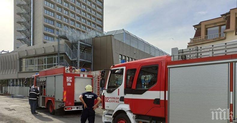 Полиция и пожарникари влязоха по спешност в хотел България в Бургас - има опасност от взрив