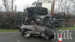 Почерпен младеж заби колата си в мантинела и рани спътник