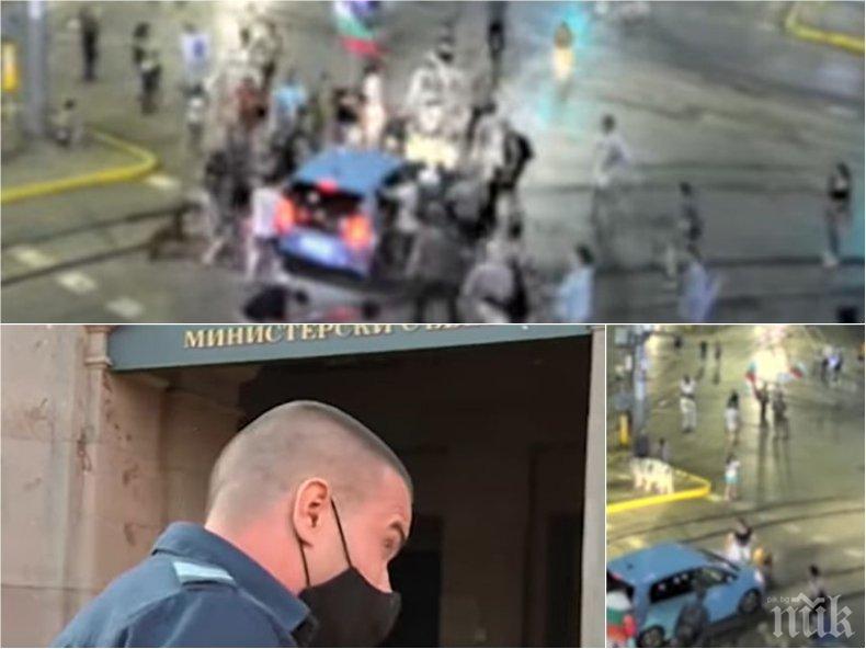 ИЗВЪНРЕДНО: Ето как метежниците на Радев и Божков нападат полицаи и мирни граждани- хвърлят бутилки срещу Дариткова и Нинова (ВИДЕО)