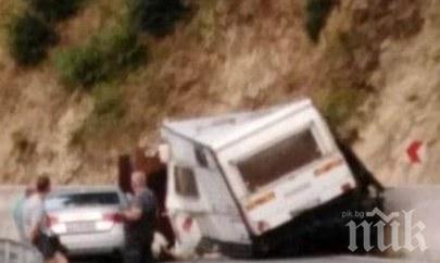 ЧЕЛНО: Кола се разби в кемпер на пътя Кричим-Девин