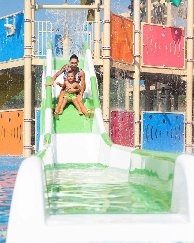 ЛЕТНИ ЕМОЦИИ: Черната Златка на баня в детския басейн (СНИМКИ)