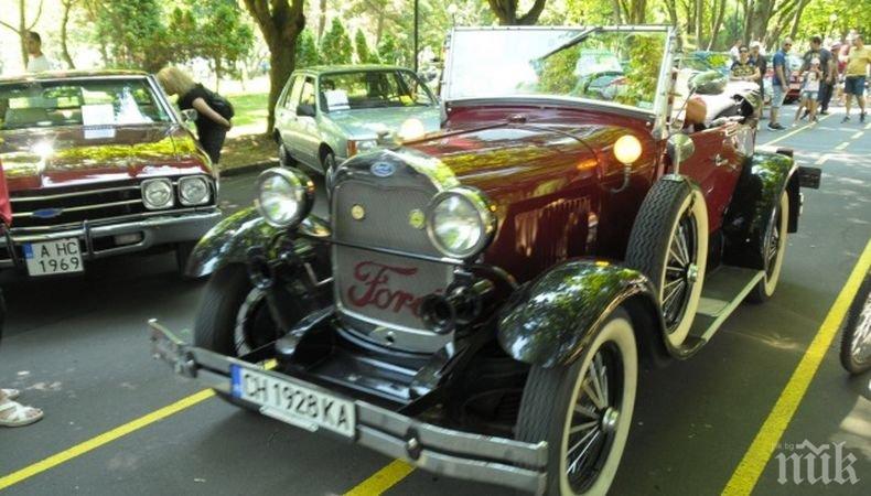 Ретро парад на автомобили се проведе в Перник