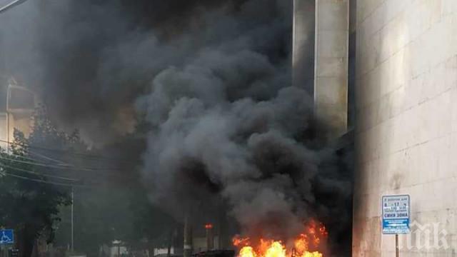ЧЕРЕН ДИМ И ОГЪН: Пироман подпали контейнери за смет в центъра на Хасково  