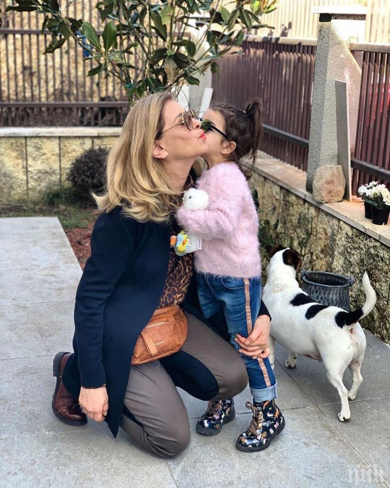 Катето Евро развъжда лилии от Сточна гара (СНИМКИ)