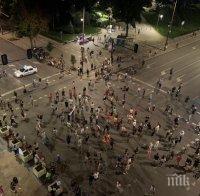 Уличните метежници си спретнаха барбекю на незаконната блокада на възлови кръстовища (СНИМКИ)