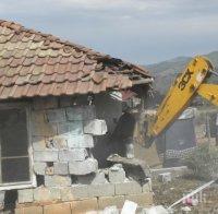 Изриват незаконни постройки в квартал 