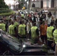 СКАНДАЛ: Уличните метежници блокираха за 4 часа шофьор, той подаде жалба