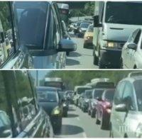 ИЗВЪНРЕДНО В ПИК TV: Кошмар в София! Терорът на метежниците на Божков заклещи хиляди столичани в километрични задръствания, полицията ги пази (ВИДЕО)