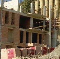 Бетон изникна до плажа на Обзор