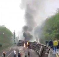УЖАСЕН ИНЦИДЕНТ: Товарен влак падна от мост в САЩ (СНИМКИ)