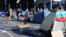 СОФИЯ ПОД ОБСАДА! "Орлов мост" и бул. "Цар Освободител" остават блокирани - мъж опитал да подпали шатра