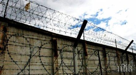 общо години затвор трима тийнейджъри убили полицай