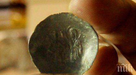 мистика зашита сребърна монета дрехите гони злото