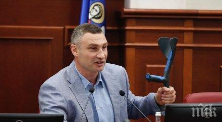 злополука виталий кличко скъса менискус докато преследва вандали