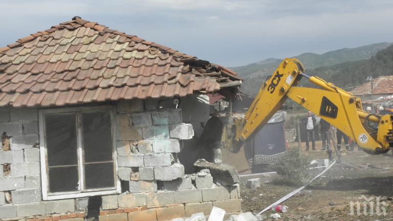 Изриват незаконни постройки в квартал Лозенец на Стара Загора