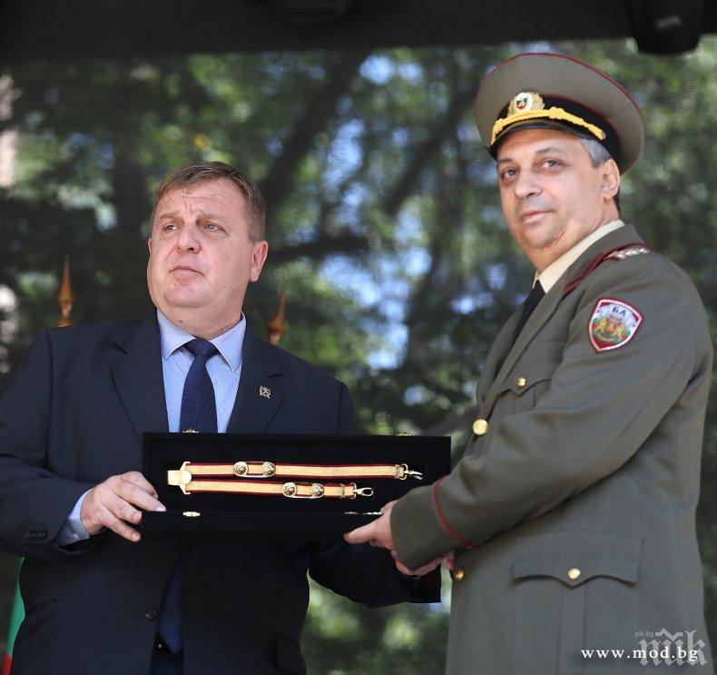  Каракачанов към випускниците на Военната академия: От вас ще зависи как ще се гарантира националната независимост (СНИМКИ)