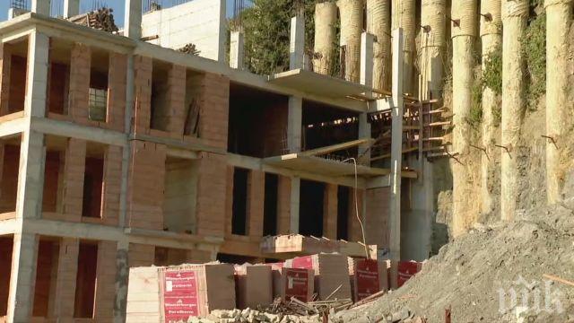 Бетон изникна до плажа на Обзор