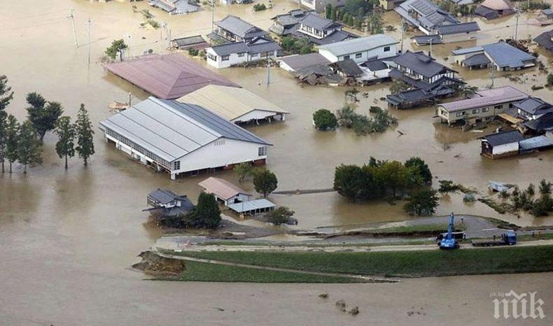 Река излезе от коритото си в Северна Япония заради проливните дъждове
