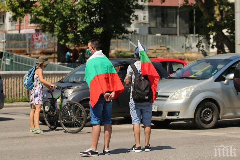 ОТ ПОСЛЕДНИТЕ МИНУТИ: Метежници блокираха трамваи на кръстовището на бул. България” и Гешов