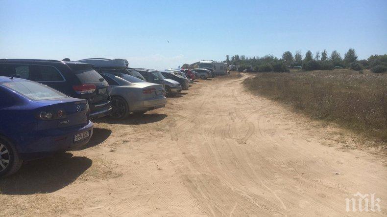 Министерството на туризма сезира МВР за масово паркиране на автомобили върху дюни на плаж „Крапец-север“