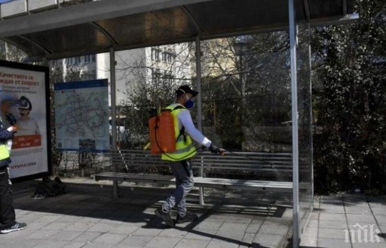 Продължава дезинфекцията на спирките на градския транспорт в Пловдив