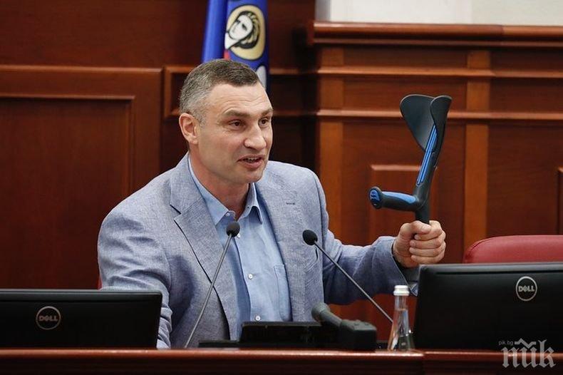 ЗЛОПОЛУКА: Виталий Кличко скъса менискус, докато преследва вандали