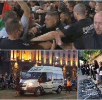 ИЗВЪНРЕДНО: Уличните акции срещу властта ескалираха - метежниците опитват да завардят с бусове “Орлов мост” и скочиха на полицията