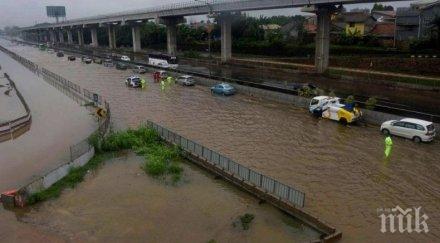 хиляди засегнати наводнения индонезия