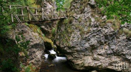 кметски наместници общинари чистят екопътеката трън