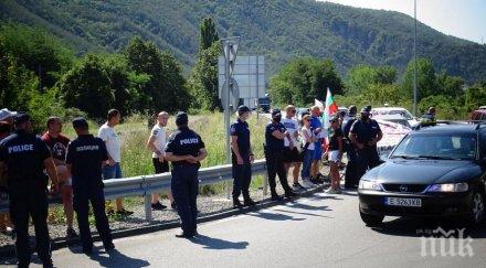 протестъри нова акция блокираха кресна полицията изтласка жива верига